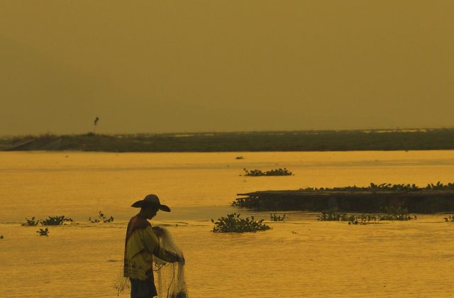 Kampung Nelayan di Bira, Perahu dan Angin Selatan