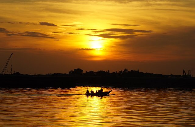 Senja di Pesisir Losari: Sepotong Cerita Foto