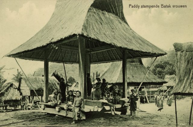 Tradisi menumbuk padi